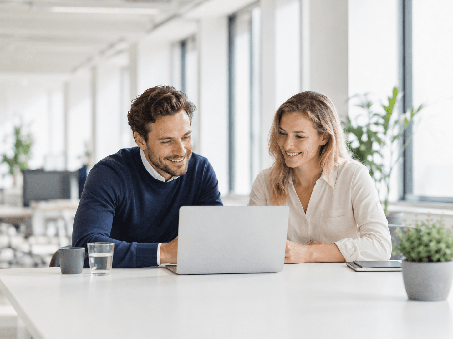 Accountant en klant bekijken samen het klantportaal